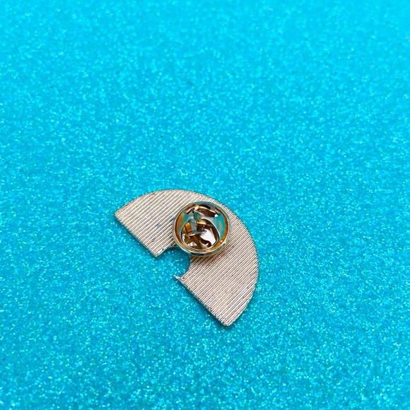 💖3/$30 NEW Rainbow Pride Pin Brooch - Picture 3 of 3